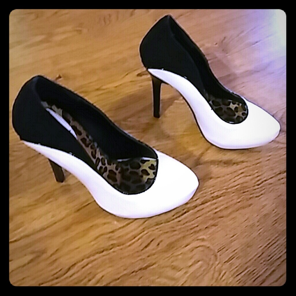 Bettie Page retro high heels black and white sz 7